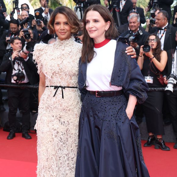 Halle Berry, Juliette Binoche - Montée des marches de la cérémonie de clôture du 78ème Festival International du Film de Cannes, au Palais des Festivals à Cannes. 
© Jacovides-Moreau / Bestimage