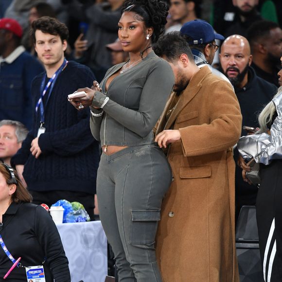 Aya Nakamura et son styliste Ayoub Agourram - Match de gala NBA Jam team Teddy Riner contre team Esteban Ocon lors du NBA Paris Games 2025 à L'Accor Arena Bercy le 24 janvier 2025 © Ramsamy Veeren / Bestimage
