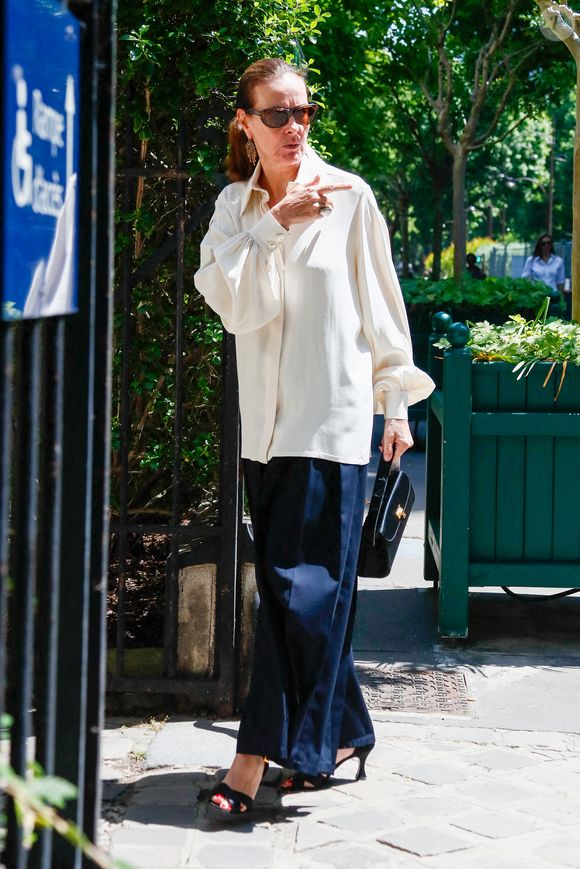 Exclusif - Carole Bouquet - Arrivées aux obsèques de Francis Giacobetti à la chapelle Saint Pierre de Neuilly-sur-Seine, France, le 12 juin 2025. © Christophe Clovis/Bestimage