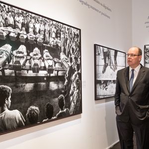 Exclusif - Le prince Albert II de Monaco, Sebastiao Salgado avec sa femme Lélia - Le prince Albert II de Monaco visite l'exposition du photographe Sebastiao Salgado au musée de l'homme à Paris le 21 février 2019. © Cyril Moreau/Bestimage