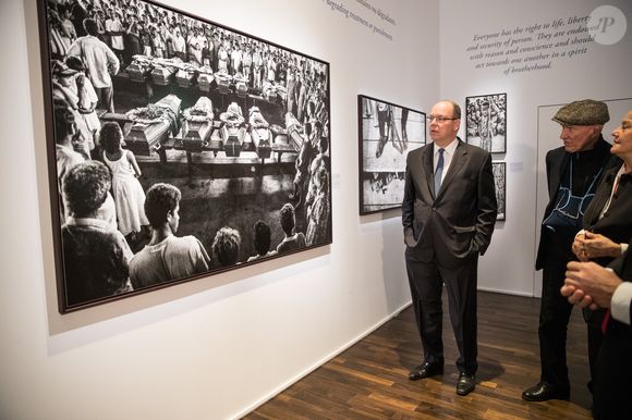 Exclusif - Le prince Albert II de Monaco, Sebastiao Salgado avec sa femme Lélia - Le prince Albert II de Monaco visite l'exposition du photographe Sebastiao Salgado au musée de l'homme à Paris le 21 février 2019. © Cyril Moreau/Bestimage