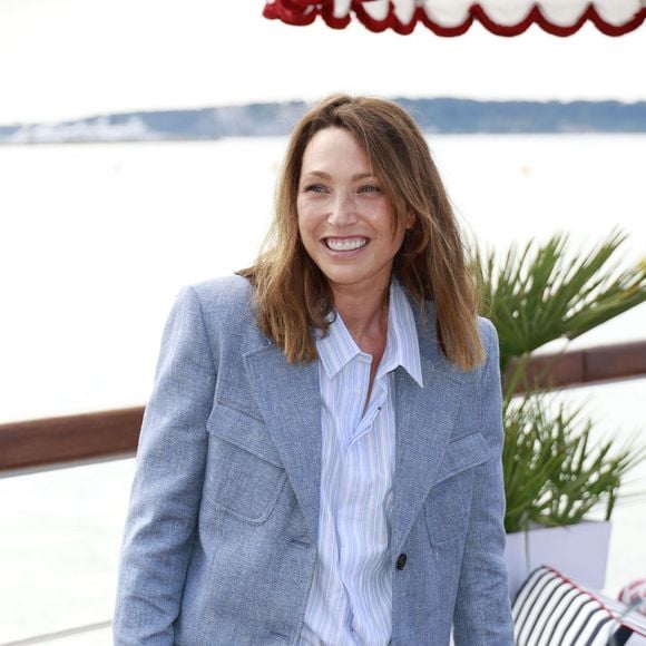 En effet, Laura Smet pratique le palo santo.

Laura Smet de la série "Surface" La 8ème édition du festival CANNESERIES à Cannes, lundi 28 avril 2025. 
© Christophe Aubert via Bestimage