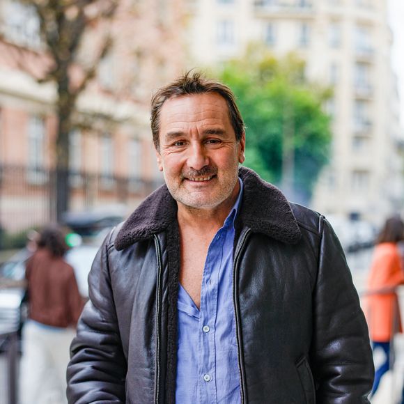 Exclusif - Gilles Lellouche arrive pour la promotion de son dernier film "Chien 51" dans les studios de NRJ pour l'émission de radio sur Camille Combal sur NRJ à Paris, France, le 13 octobre 2025. © Julien Sarkissian/Bestimage