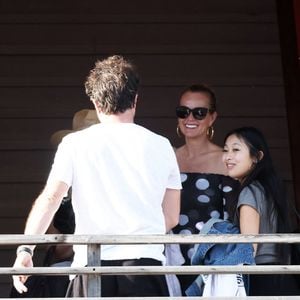 Exclusif - Laeticia Hallyday accompagnée de son compagnon Frédéric Suant et de sa fille Joy sont aller accueillir Jade à l'aéroport de Saint-Barthélemy-Rémy-de-Haenen où tout le monde se retrouve pour le 50ème anniversaire de Laeticia, à Saint-Jean, Saint-Barthélémy, Antilles françaises, France, le 15 mars 2025.