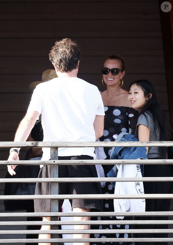Exclusif - Laeticia Hallyday accompagnée de son compagnon Frédéric Suant et de sa fille Joy sont aller accueillir Jade à l'aéroport de Saint-Barthélemy-Rémy-de-Haenen où tout le monde se retrouve pour le 50ème anniversaire de Laeticia, à Saint-Jean, Saint-Barthélémy, Antilles françaises, France, le 15 mars 2025.