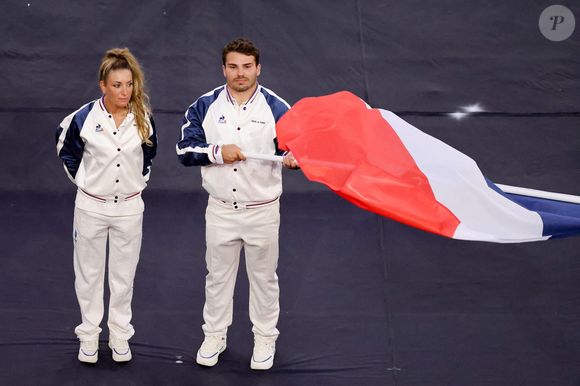 La cycliste Pauline Ferrand-Prévot et le rugbyman Antoine Dupont, porte-drapeau de la délégation française lors de la cérémonie de clôture des Jeux Olympiques de Paris 2024 au stade de France à Saint-Denis, le 11 août 2024. © Jacovides-Perusseau / Bestimage