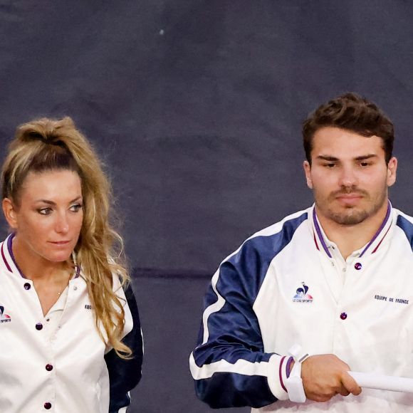 La cycliste Pauline Ferrand-Prévot et le rugbyman Antoine Dupont, porte-drapeau de la délégation française lors de la cérémonie de clôture des Jeux Olympiques de Paris 2024 au stade de France à Saint-Denis, le 11 août 2024. © Jacovides-Perusseau / Bestimage