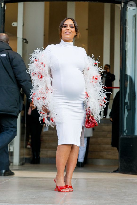 Amel Bent, enceinte, - Arrivées au défilé femme Giambattista Valli Automne/Hiver 2022/2023 lors de la Fashion Week de Paris, France, le 7 mars 2022. © Veeren-Clovis/Bestimage