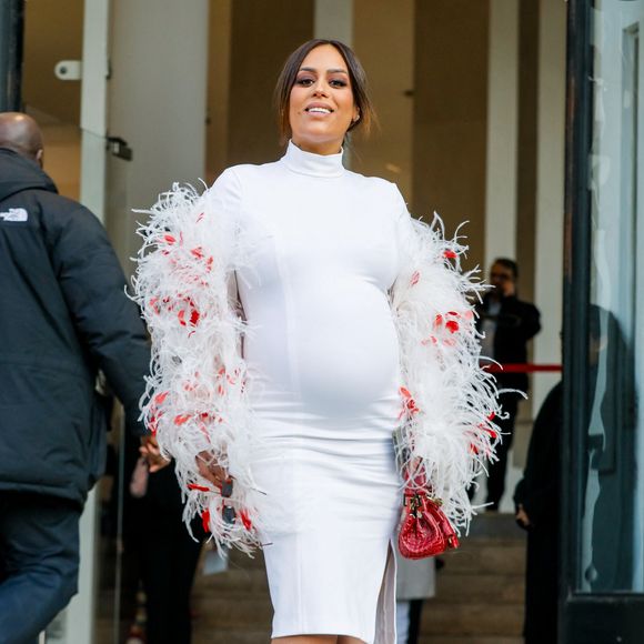 Amel Bent, enceinte, - Arrivées au défilé femme Giambattista Valli Automne/Hiver 2022/2023 lors de la Fashion Week de Paris, France, le 7 mars 2022. © Veeren-Clovis/Bestimage