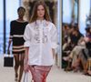 C'est ainsi qu'est née sa marque, centrée sur un concept unique : détacher les cols et les poignets pour en faire de véritables bijoux textiles. Le succès est immédiat.

Défilé Chanel "Collection Croisière 2026-2027 (Chanel Cruise)" au Casino municipal de Biarritz, France, le 28 avril 2026. © Olivier Borde/Bestimage
