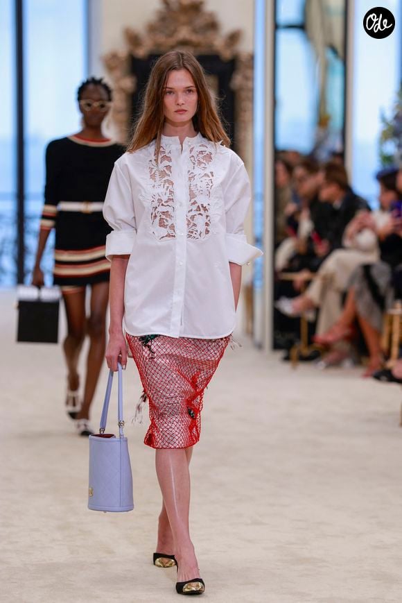 C'est ainsi qu'est née sa marque, centrée sur un concept unique : détacher les cols et les poignets pour en faire de véritables bijoux textiles. Le succès est immédiat.

Défilé Chanel "Collection Croisière 2026-2027 (Chanel Cruise)" au Casino municipal de Biarritz, France, le 28 avril 2026. © Olivier Borde/Bestimage