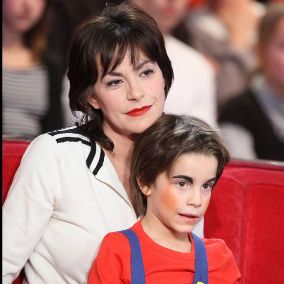 Diego, le plus jeune des 6 enfants de Lio, est mort

Lio et son fils Diego lors de l'enregistrement de l'émission "Vivement dimanche" .  © Guillaume Gaffiot/Bestimage