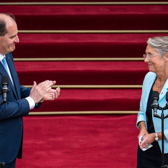 Il a laissé sa place à Elisabeth Borne à Matignon en mai 2022 

Passation de pouvoirs entre l’ancien Premier ministre français, Jean Castex et à la nouvelle Première ministre française, Elisabeth Borne à l Hôtel de Matignon à Paris, France, le 16 mai 2022. © Gabrielle Cezard/Pool/Bestimage