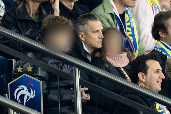Ce n'est pas la première fois que Canet emmène ses enfants au Stade, en novembre dernier sa fille Louise était également de la partie pour un match de l'équipe de France. 

Guillaume Canet et ses enfants Marcel et Louise dans les tribunes du match de qualification de la Coupe du monde 2026 entre la France contre l'Ukraine (4-0) au Parc des Princes à Paris le 13 novembre 2025. © Cyril moreau/Bestimage