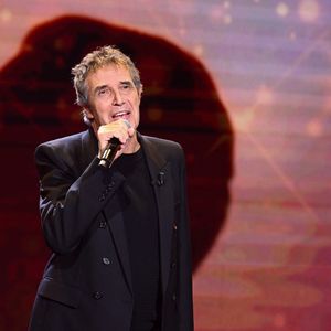 Sur place, un menu entrée, plat, dessert est proposé à 42 euros. Il faut par ailleurs compter 91 euros pour un menu dégustation.

Exclusif - Julien Clerc lors de l'enregistrement de l'émission "Famille je vous aime" présentée par M.Drucker et qui sera diffusée le 29 décembre sur France 3, au studio Rive gauche, à Paris, France, le 2 décembre 2025. © Gaffiot-Perusseau/Bestimage