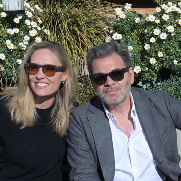 Exclusif - Clovis Cornillac et sa femme Lilou Fogli - Le rooftop du Kimpton St Honoré Paris accueille tous les dimanches "Fifi & Charles" (les chefs Philippine Jaillet et Charles Neyers).  Le 9 avril 2025. © Rachid Bellak / Bestimage