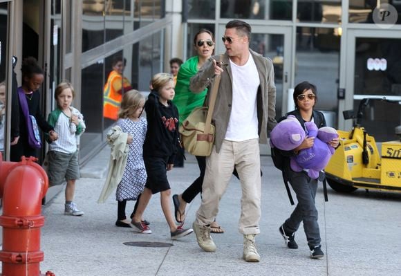 Brad Pitt et Angelina Jolie arrivent à l'aéroport de Los Angeles en provenance d'Australie avec leurs enfants, le 5 février 2014. (Agence / Bestimage).