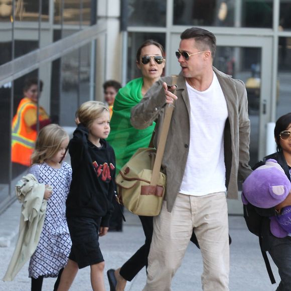 Brad Pitt et Angelina Jolie arrivent à l'aéroport de Los Angeles en provenance d'Australie avec leurs enfants, le 5 février 2014. (Agence / Bestimage).