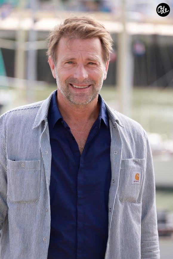 Le couple vit dans le village avec ses deux filles, qui y sont scolarisées.

Thomas Jouannet au photocall de "Prométhée" lors de la 24ème édition du Festival de la Fiction TV de la Rochelle, le 15 septembre 2022.
© Christophe Aubert via Bestimage
