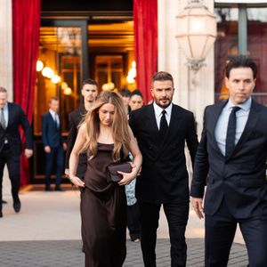 David Beckham et sa fille Harper Seven sortent de l'hôtel La Réserve Paris - Hotel and Spa pour se rendre au défilé de Victoria en marge de la Fashion Week de Paris (PFW), à Paris, France, le 7 mars 2025. © Tiziano da Silva/Bestimage