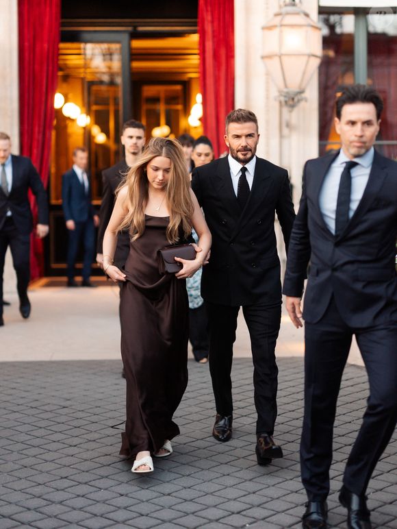 David Beckham et sa fille Harper Seven sortent de l'hôtel La Réserve Paris - Hotel and Spa pour se rendre au défilé de Victoria en marge de la Fashion Week de Paris (PFW), à Paris, France, le 7 mars 2025. © Tiziano da Silva/Bestimage