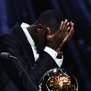 Un grand moment d'émotion pour Ousmane Dembélé

Le joueur français du Paris Saint-Germain, Ousmane Dembele, réagit après avoir remporté le Ballon d'Or masculin lors de la cérémonie de remise du Ballon d'Or France Football 2025 au Théâtre du Chatelet à Paris, France, le 22 septembre 2025. Photo de Gao Jing/Xinhua/ABACAPRESS.COM