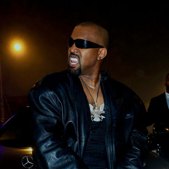 Kanye West ne cesse de faire parler de lui…

Exclusif - Kanye West lors d'une séance photo improvisée dans la rue avec sa nouvelle Mercedes Maybach à la sortie d'une after-party des Grammys à Los Angeles © Backgrid USA / Bestimage