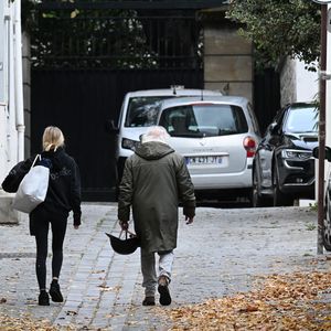 Didier Barbelivien accompagne sa fille chez Nicolas et Carla Sarkozy à Paris puis ressort seul après avoir salué l'ancien président tout juste sorti de prison.
Paris, le 11 novembre 2025. Photo par Agence / Bestimage