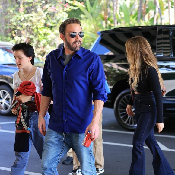 Ben Affleck et Jennifer Lopez se réunissent pour la première fois avec leurs enfants (Samuel, Seraphina, Emme, Maximilian), depuis l'annonce de leur divorce, au Beverly Hills Hotel à Los Angeles, le 14 septembre 2024. ©Backgrid USA / Bestimage