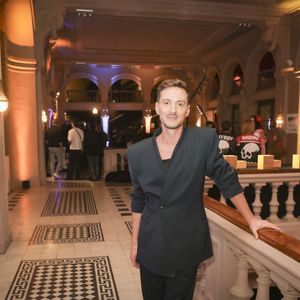 Thomas Jolly (Lauréat de la personnalité de l'année)

Exclusif - Thomas Jolly (Lauréat de la personnalité de l'année) - Backstage de la cérémonie des Prix Tetu 2024 au Trianon à Paris le 3 décembre 2024. Le premier show consacré aux personnalités, talents et artistes influent.e.s qui font avancer notre société vers l’acceptation de chacun.e. © Jack Tribeca - Coadic Guirec / Bestimage