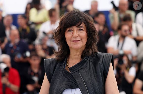 Si elle se dit aujourd’hui plus raisonnable, elle avoue avoir une nouvelle obsession : les jeans.

Romane Bohringer au photocall de "Dites-lui que je l'aime" (Séance spéciale) lors du 78ème Festival International du Film de Cannes, le 19 mai 2025. 

© Jacovides / Moreau / Bestimage