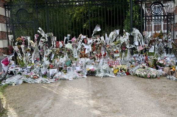 Domaine où il s'est éteint à 88 ans
Fleurs et messages déposés par les fans devant la propriété d'Alain Delon à quelques heures des obsèques de l'acteur qui auront lieu dans la chapelle à l'intérieur de sa propriété à Douchy-Montcorbon le 24 août 2024. Agence / Bestimage