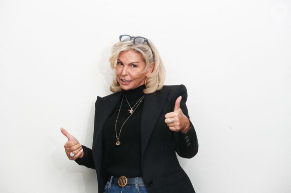 Exclusif - Caroline Margeridon en backstage de l'enregistrement de l'émission "100% logique" présentée par C. Feraud et diffusée samedi 1er mars à 21.10 sur France 2 et sur france.tv, au Studio du Lendit à Saint-Denis, France, le 12 décembre 2024. © Christophe Clovis/Bestimage