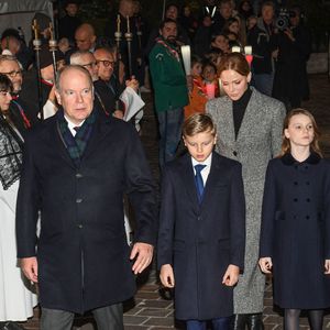 Le prince Albert II de Monaco, sa femme la princesse Charlene de Monaco, leurs enfants le prince héréditaire Jacques, marquis des Baux, la princesse Gabriella, comtesse de Carladès, sont au Quai Antoine 1er au port Hercule pour le traditionel embrasement de la barque. © Bruno Bebert / Bestimage
