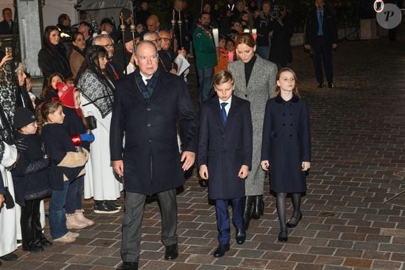 Le prince Albert II de Monaco, sa femme la princesse Charlene de Monaco, leurs enfants le prince héréditaire Jacques, marquis des Baux, la princesse Gabriella, comtesse de Carladès, sont au Quai Antoine 1er au port Hercule pour le traditionel embrasement de la barque. © Bruno Bebert / Bestimage