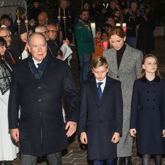 Le prince Albert II de Monaco, sa femme la princesse Charlene de Monaco, leurs enfants le prince héréditaire Jacques, marquis des Baux, la princesse Gabriella, comtesse de Carladès, sont au Quai Antoine 1er au port Hercule pour le traditionel embrasement de la barque. © Bruno Bebert / Bestimage
