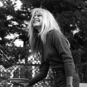 L'actrice Brigitte Bardot lors d'une pause repas dans un hôtel local où elle tourne "Quel plat !" en Ecosse le 1er janvier 1960.

Crédit photo : © Keystone Press Agency/ZUMA Press Wire
