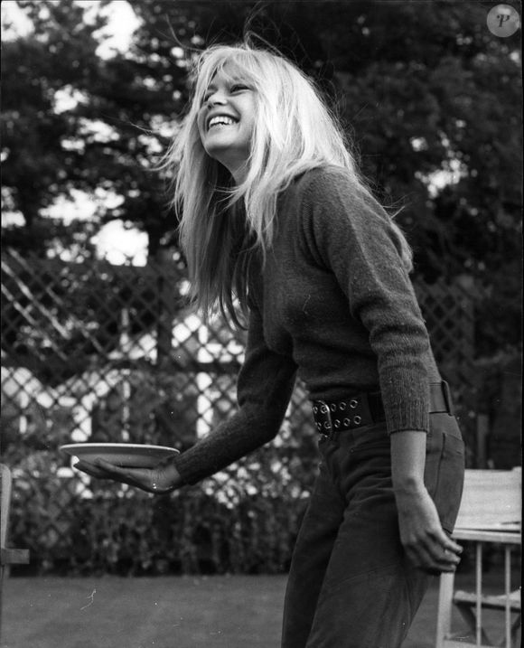 L'actrice Brigitte Bardot lors d'une pause repas dans un hôtel local où elle tourne "Quel plat !" en Ecosse le 1er janvier 1960.

Crédit photo : © Keystone Press Agency/ZUMA Press Wire