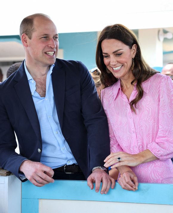 Le prince William, duc de Cambridge, et Catherine (Kate) Middleton, duchesse de Cambridge, visitent "Fish Fry" à Abaco, un lieu de rassemblement culinaire traditionnel des Bahamas qui se trouve sur toutes les îles des Bahamas, le huitième jour de leur tournée dans les Caraïbes au nom de la reine pour marquer son jubilé de platine.
Bestimage