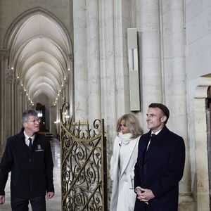 Cinq ans après le terrible incendie qui l'a endommagée, la cathédrale Notre-Dame s'apprête à rouvrir ses portes. Ce samedi 7 décembre 2024, la cérémonie d'ouverture se déroulera en présence d'une cinquantaine de chefs d'Etat

Le président français E.Macron et la première dame B.Macron, accompagnés de V.Pécresse, présidente de la région Ile-de-France, A.Hidalgo, maire de Paris, R.Dati, ministre de la Culture, visitent le chantier de la cathédrale Notre-Dame de Paris pour remercier les donateurs et les ouvriers qui ont travaillé à la reconstruction du monument après l'incendie qui a ravagé la cathédrale le 15 avril 2019 à Paris (France), le 29 novembre 2024.

© Stéphane de Sakutin / Pool / Bestimage