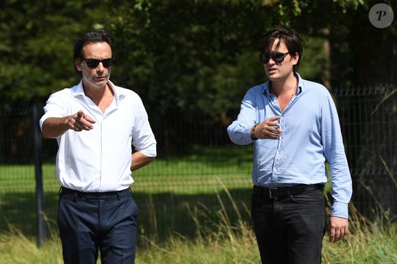 Anthony Delon et son demi-frère Alain-Fabien découvrent les hommages devant les grilles de la propriété de Douchy, quelques heures avant les obsèques de leur père, A.Delon, le 24 août 2024. @Agence / Bestimage