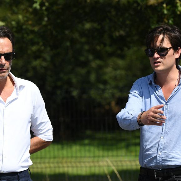 Anthony Delon et son demi-frère Alain-Fabien découvrent les hommages devant les grilles de la propriété de Douchy, quelques heures avant les obsèques de leur père, A.Delon, le 24 août 2024. @Agence / Bestimage