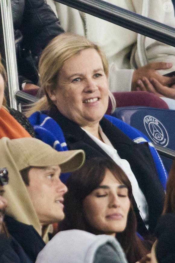 Hélène Darroze - Les célébrités assistent au match de Ligue des champions entre le PSG et l'Atlético de Madrid au Parc des Princes à Paris le 6 novembre 2024. © Cyril Moreau/Bestimage