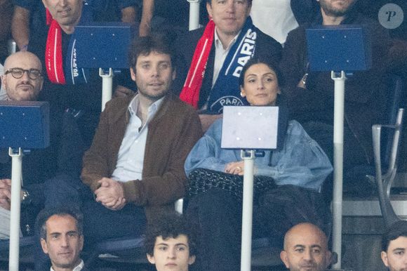 Parmi les autres personnalités présentes, les amoureux Benjamin Duhamel et Agathe Lambret.

Benjamin Duhamel et Agathe Lambret dans les tribunes du match de quart de finale aller de Ligue Des Champion au Parc des Princes à Paris, le 8 avril 2026. 

Photo : Cyril Moreau / Bestimage