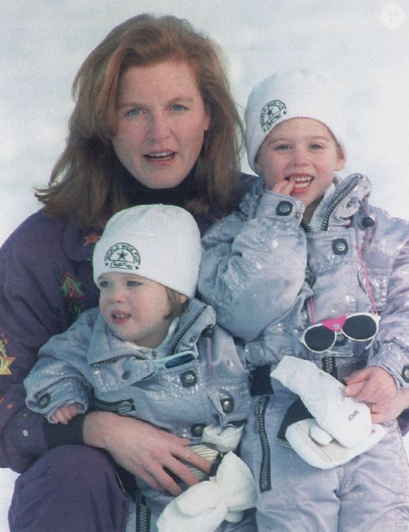 Une photo de la duchesse d'York Sarah Ferguson. Photographiée avec ses deux filles, la princesse Eugénie (à gauche) et la princesse Béatrice (à droite). Lors d'un séjour au ski dans la station de vacances de Klosters en Suisse. Photo par News Licensing/ABACAPRESS.COM