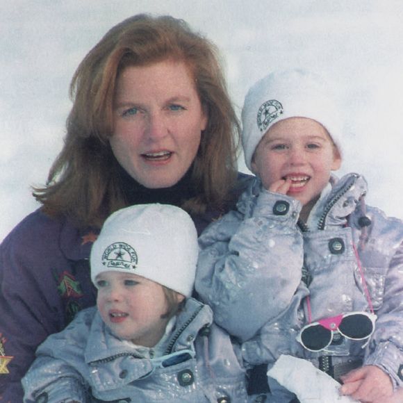 Une photo de la duchesse d'York Sarah Ferguson. Photographiée avec ses deux filles, la princesse Eugénie (à gauche) et la princesse Béatrice (à droite). Lors d'un séjour au ski dans la station de vacances de Klosters en Suisse. Photo par News Licensing/ABACAPRESS.COM