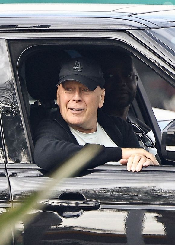 Studio City, Californie - EXCLUSIF - L'acteur Bruce Willis est aperçu de bonne humeur lors d'une promenade tranquille à Studio City. L'ancien héros de films d'action a pu être aperçu sans ceinture de sécurité lors de la promenade ! Backgrid USA / Bestimage