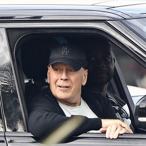 Studio City, Californie - EXCLUSIF - L'acteur Bruce Willis est aperçu de bonne humeur lors d'une promenade tranquille à Studio City. L'ancien héros de films d'action a pu être aperçu sans ceinture de sécurité lors de la promenade ! Backgrid USA / Bestimage