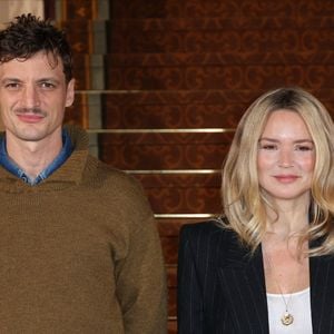 Niels Schneider et Virginie Efira posent pour le tapis rouge dans le hall du Disneyland Hotel lors de la célébration de la réouverture du Disneyland Hotel à Disneyland le 03 février 2024 à Paris, France. Photo by Jerome Domine/ABACAPRESS.COM