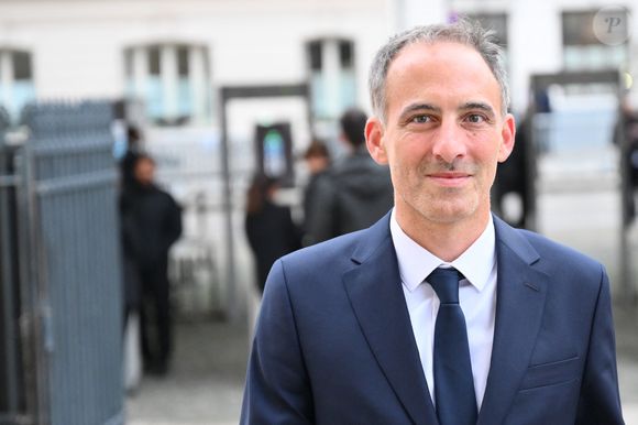 Chaque semaine, le compagnon de Léa Salamé rentre à Paris pour consacrer cette journée à sa vie de famille, un rendez-vous qu’il juge indispensable à son équilibre. 

Le co-président du parti français de centre-gauche Place publique (PP) Raphael Glucksmann lors de la cérémonie d'intronisation de Robert Badinter, ancien ministre de la Justice, au Panthéon à Paris, France, le 9 octobre 2025. © Eliot Blondet/Pool/Bestimage
